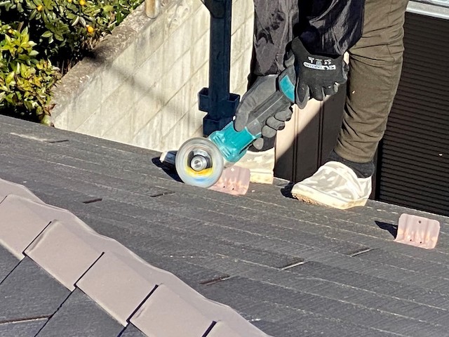 既存の雪止めはサンダーで切断して撤去